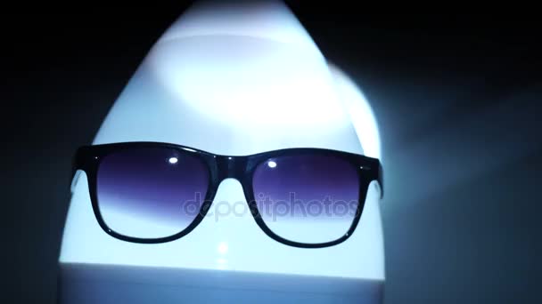 Homme tête d'oeuf dans les lunettes de soleil dans le stroboscope — Video