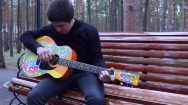 Adam gitar hippi tarzı çalış