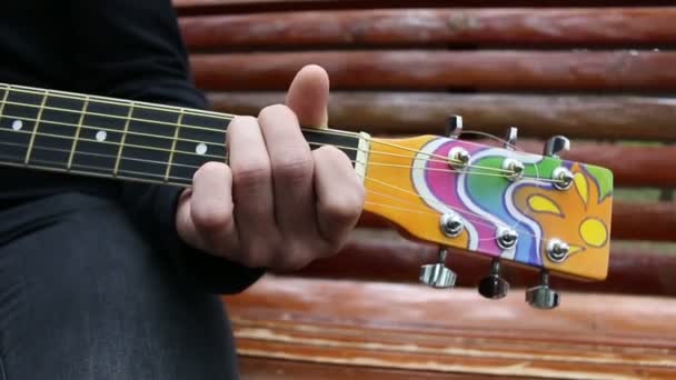 Chico juega estilo hippie guitarra — Vídeo de stock