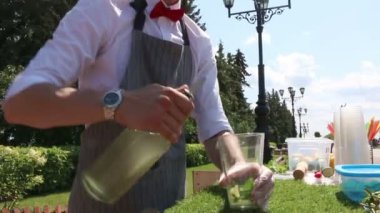 Barmen: Mojito kokteyl yapmak etkili şurubu bir bardak mojito için dökülen