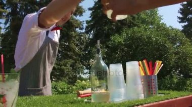 Barmen mojito kokteyl hazırlanan istemci verir
