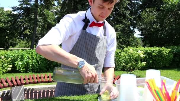 BarTender att göra Mojito Cocktail: effektivt häller sirap för mojito i en glassbike bar Cafe 2016. — Stockvideo