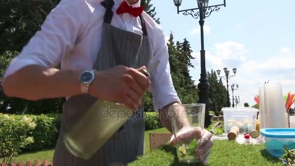 Bartender Making Mojito Cocktail: effectively pours syrup for mojito in a glass — Stock Video