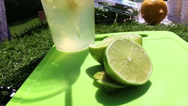 Csapos így Mojito koktél, kerékpár kávézó. — Stock videók