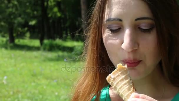 Femme mignonne manger de la crème glacée dans le parc — Video