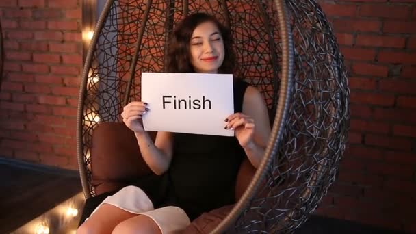 Ung flicka med en skylt: "Finish" — Stockvideo