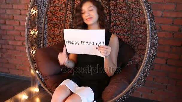 Ung flicka visar inskriptionen: "Grattis på födelsedagen". — Stockvideo