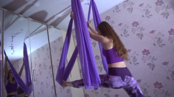 Öva av anti gravity flyga yoga med hängmatta. — Stockvideo