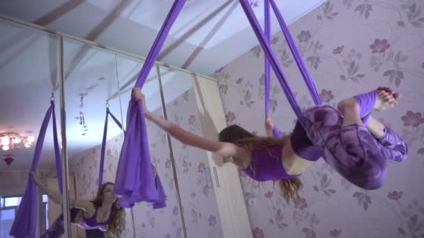 Öva av anti gravity flyga yoga med hängmatta. — Stockvideo