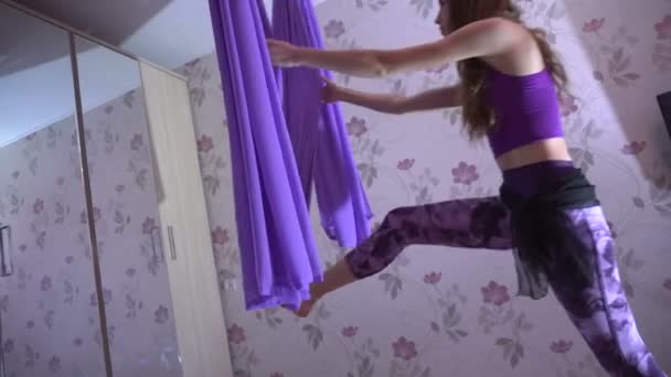 Pratica di anti gravità fly yoga con amaca . — Video Stock