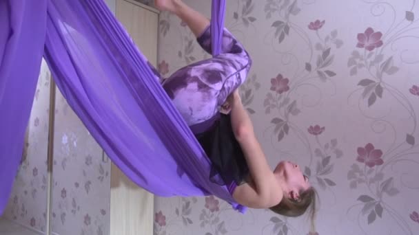 Öva av anti gravity flyga yoga med hängmatta. — Stockvideo