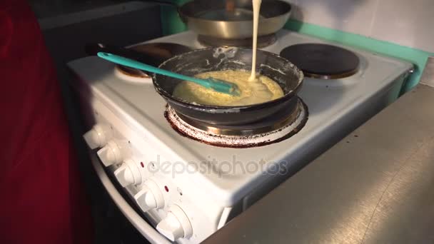 Leche condensada derretida en una sartén en el chef de la cocina — Vídeos de Stock