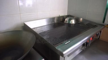 Aşçı özel bir temizlik bezi ile elektrikli Ocak yüzeyi mendil