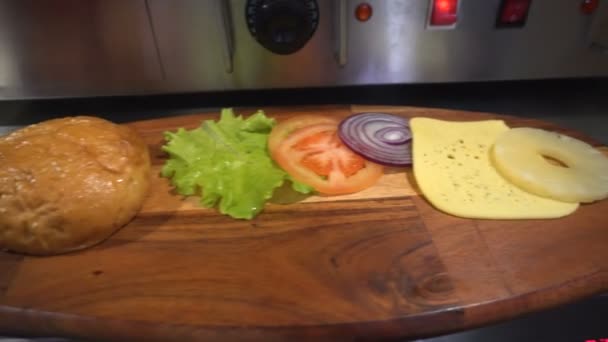ハンバーガーを料理の食材 — ストック動画