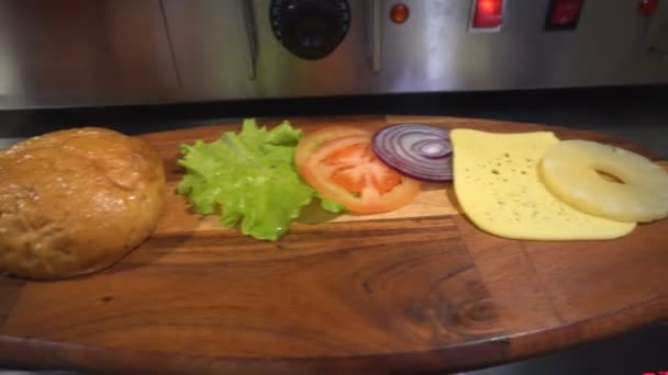 Ingredienser för matlagning en hamburgare — Stockvideo