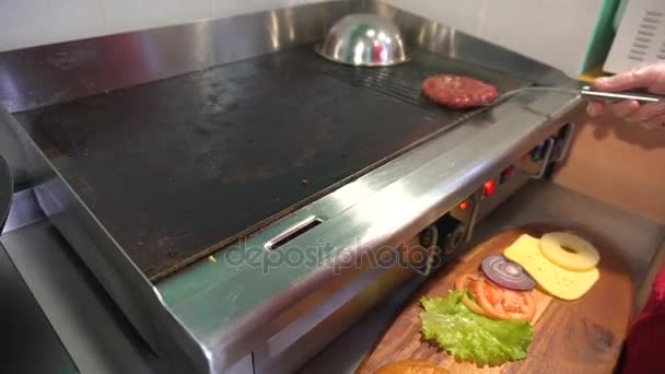 Hamburger Cutlets dan nanas dipanggang dan mendesis pada Grill — Stok Video