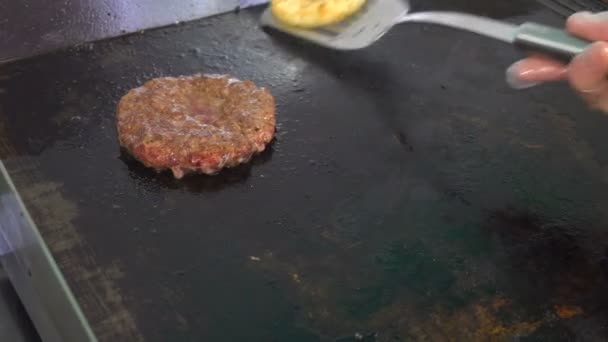 Hamburguesas Cortes y piña a la parrilla y chisporroteando en la parrilla — Vídeos de Stock