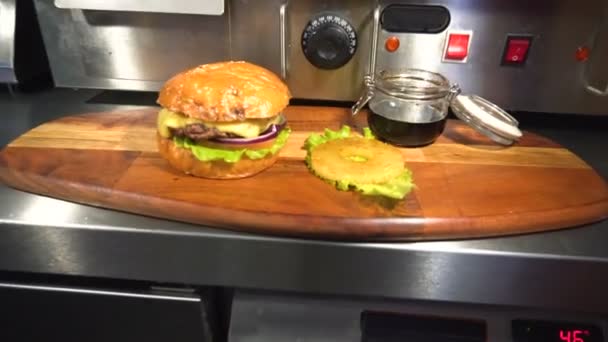Hambúrguer saboroso com queijo, alface, cebola, tomate e abacaxi . — Vídeo de Stock
