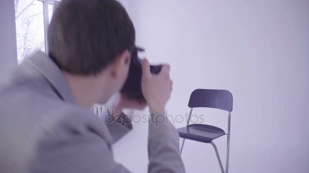 Photographe se prépare pour une séance photo . — Video