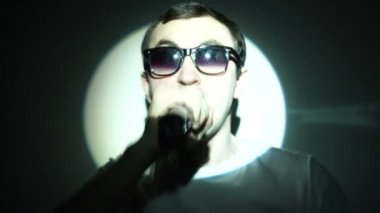 Aşırı yakın çekim şarkı vokalist yüzü