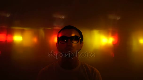 Joven posando en gafas de sol en el club nocturno — Vídeos de Stock