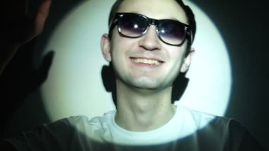 Işık demeti genç gülümseyen bir adam portresi