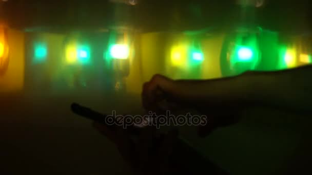 Mani giovane utilizzando smartphone nel nightclub . — Video Stock