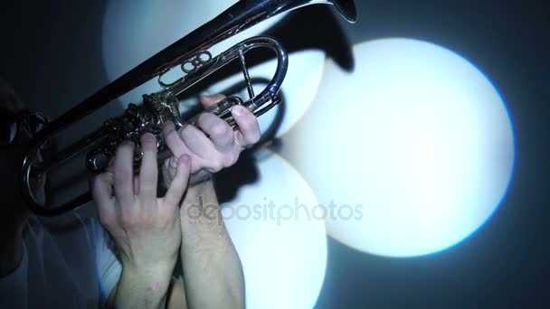 Jazzman spelar trumpet i de tre spinning ljusstrålen — Stockvideo