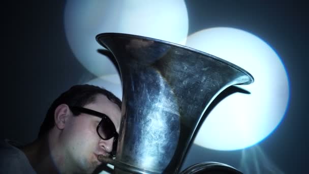 Ein junger Mann spielt Tuba. — Stockvideo