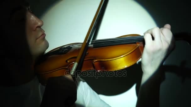 Молодой человек играет на скрипке — стоковое видео