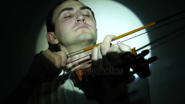 Талантливый парень играет на скрипке — стоковое видео
