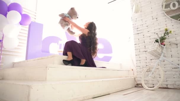 Elegantní dívka si hraje s její dětství hračka medvídek. — Stock video