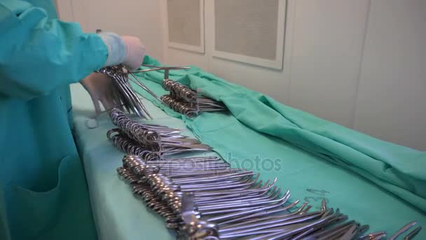 Скраб медсестра готує хірургічні інструменти для операції — стокове відео