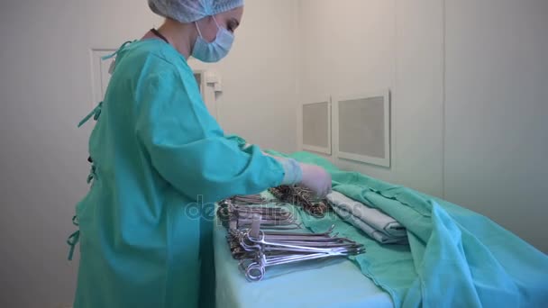 Infirmière de gommage préparant des instruments chirurgicaux pour l'opération — Video