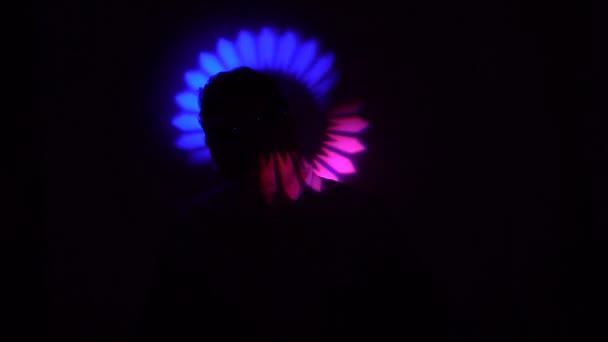 Portrait d'un homme gras dans un faisceau lumineux multicolore . — Video