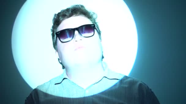 Retrato de um homem gordo em um feixe de luz multicolorido . — Vídeo de Stock