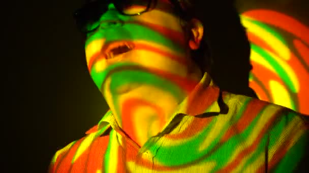 Ritratto di un uomo grasso sotto i riflettori multicolori — Video Stock