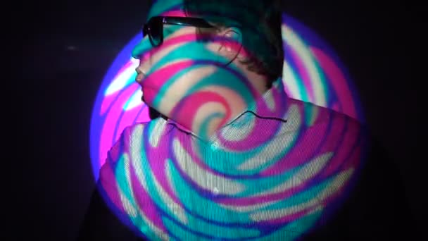 Retrato de um homem gordo em um feixe de luz multicolorido . — Vídeo de Stock