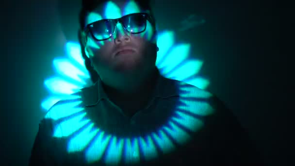 Porträt eines dicken Mannes im bunten Scheinwerferlicht — Stockvideo