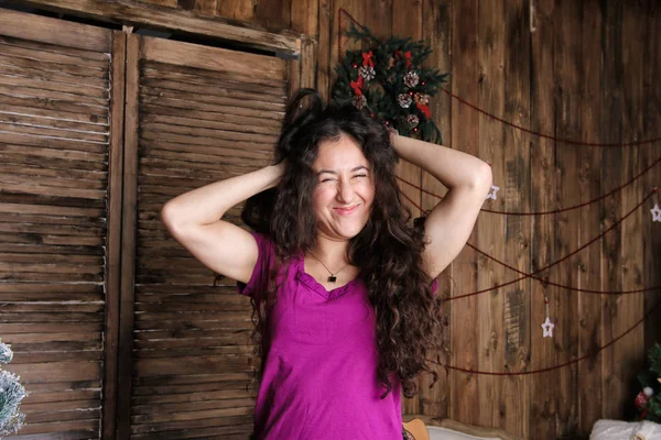 Yetişkin kız başını tutan