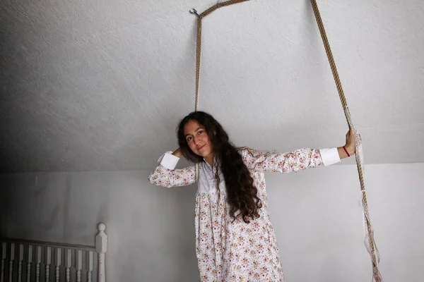 Bir gecelik salıncak üzerinde genç İspanyol kadın portresi