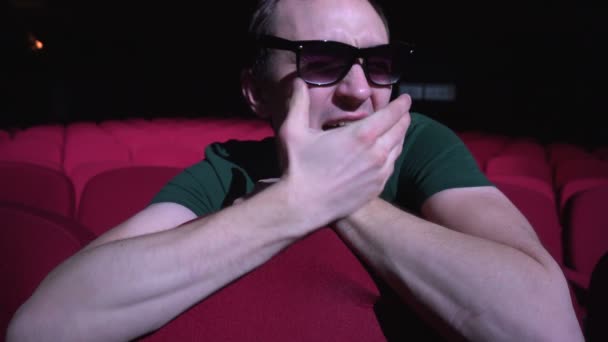 영화관 강당에 유일한 방문자 지루한 영화를 보고와 잠들 — 비디오