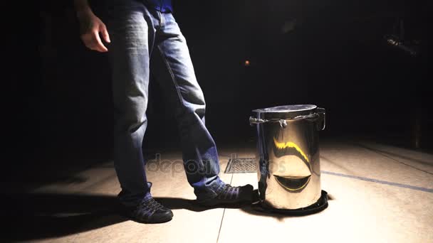 Adam çöp tenekesi açamadı ve onu ayağıyla tekme — Stok video