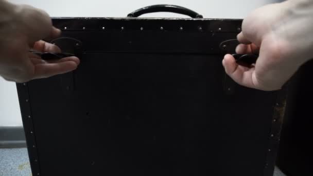 Les mains ouvrent la vieille valise noire — Video