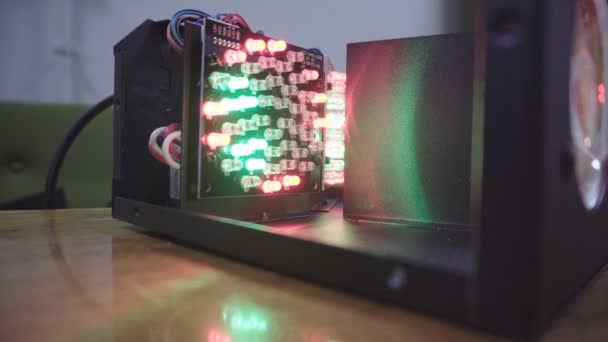 Gedeconstrueerd fase lichtapparatuur met LED's en chips — Stockvideo