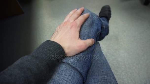 Mens pernas em jeans da primeira pessoa — Vídeo de Stock