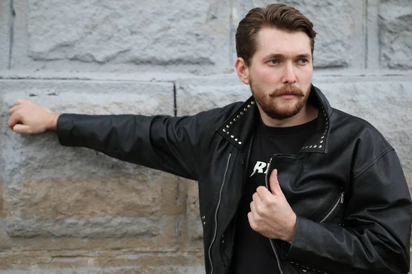 Siyah deri ceket yakışıklı sakallı adam