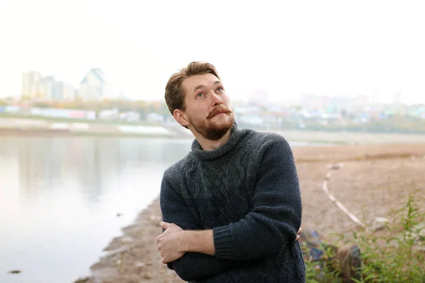 Nehrin arka plan üzerinde sakallı yakışıklı