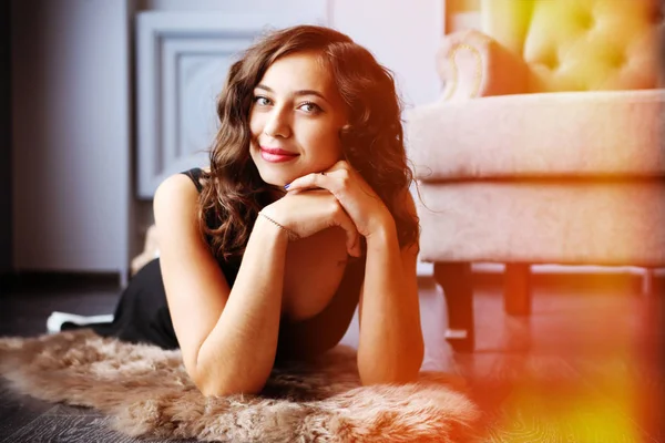 Studio cilalı katta yatan genç güzel kadın