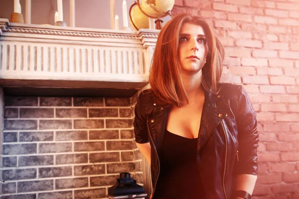 Siyah deri ceket katta oturan poz kız